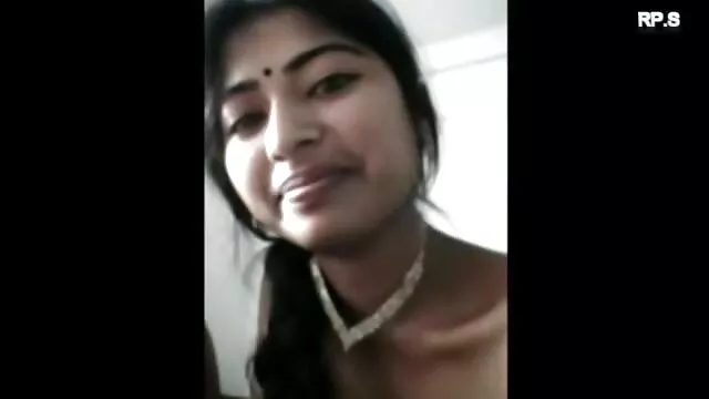 جو لڑکیوں squiggly ناراض جب وہ پر ڈال دیا ، اس کے کپڑے سکسه پسر با پسر