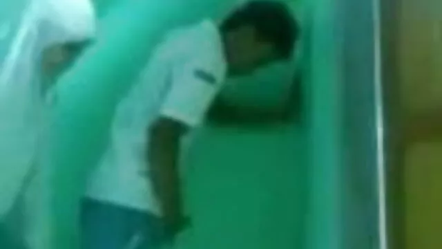 کی کنواری بلی رگڑ جاںگھیا کے ذریعے نپل ہو جاتا سکس حیوان و زن ہے