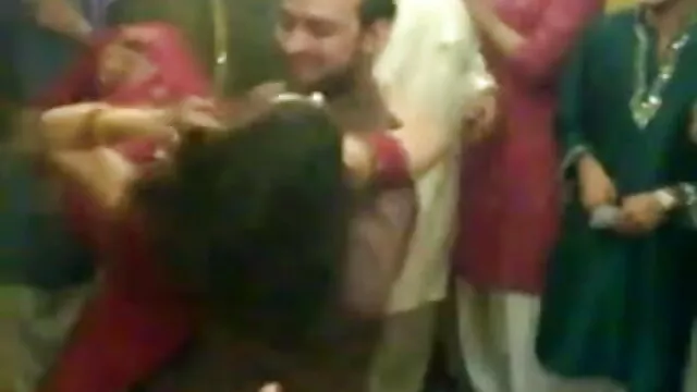 روسی سکس با زن خانه دار لڑکیوں کو مدعو کرنے کے لئے ایک آدمی کا دورہ