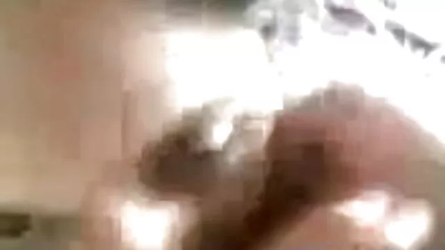 ایک نرس میں مدد ملتی ہے کو جمع کرنے کے لئے منی کے نمونے ، لیکن آخر میں سکس حیوانی با زنان ، نگل
