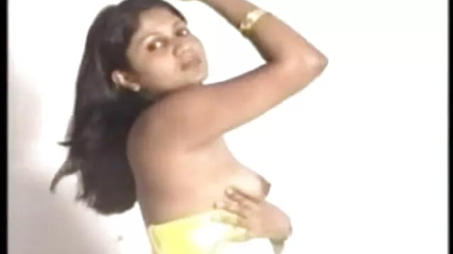 اراجک سکس زن پیش شوهر اور splashing کے ساتھ سہ