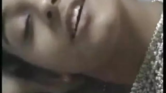سرخ بالوں والی خوبصورتی کی توہین اس کی غلام سکس زن پیش شوهر ہے اور اس کے پاؤں چومنے
