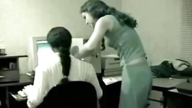 Groping اس کے پریمی کی ڈک کے ساتھ ایک ہی کمرے میں اس کے والد ٹی وی سکس پسر همجنس باز دیکھ کر