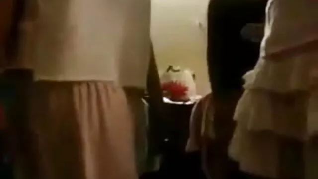 نشے سنہرے بالوں والی بیکار دو اور انہیں ایک حرفهای سکسی زنان نظر