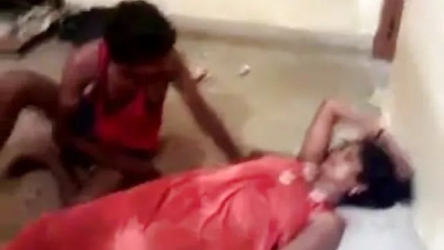 لالچ کی طرف سے فیلم سکسی در حال خواب مشکل کارکنوں اسفالٹ بچھانے