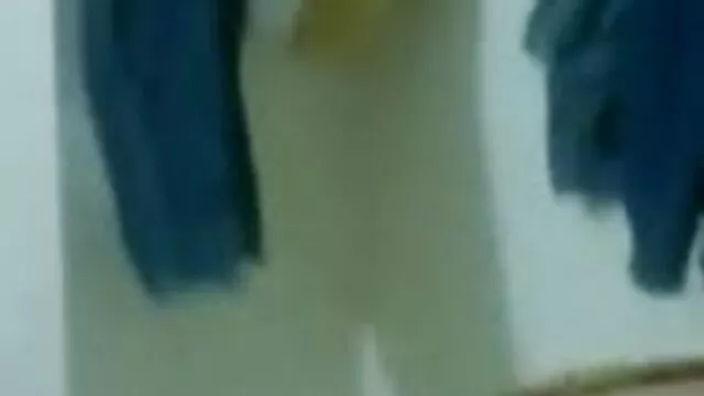 میں بیٹھ کر بیت الخلا میں دیوار پر سکی کردی