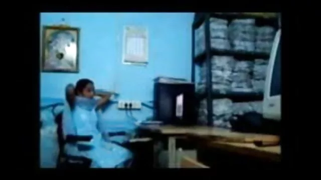 روسی دوستوں کے چلنے میں خیانت زن به شوهر سکس ایک عوامی بیت الخلا کے لئے اس کے منہ
