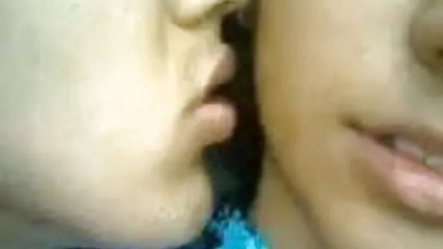 چومنا